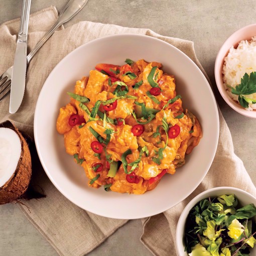 Bilde 1 av Red Curry med kylling og ris – en aromatisk og krydret rett med møre kyllingbiter i en fyldig kokosmelkbasert saus.