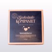Bilde av elegant eske med 9 håndlagde sjokoladehjerter fra Sjokoladekompaniet, i smakene salt karamell, bringebær og hasselnøtt. Hvert hjerte er laget av førsteklasses sjokolade og fylt med nøye balanserte smaker. Perfekt som gave eller en luksuriøs sjokoladeopplevelse til deg selv.