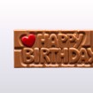 Bilde av "Happy Birthday"-sjokoladeplate fra Sjokoladekompaniet, laget med fyldig melkesjokolade og søt karamellsjokolade. Sjokoladen har en bursdagshilsen preget på overflaten og er en perfekt gave eller overraskelse til bursdagsbarnet.