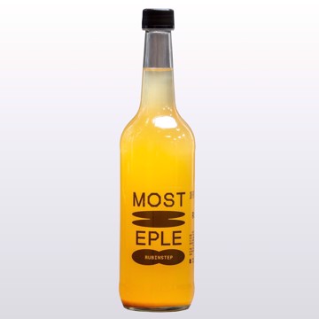 Bilde av en 0,7 liters flaske most eple fra Abildsø gård, laget av friske epler dyrket og presset på gården. En naturlig og bærekraftig eplemost som støtter viktig ungdomsarbeid.