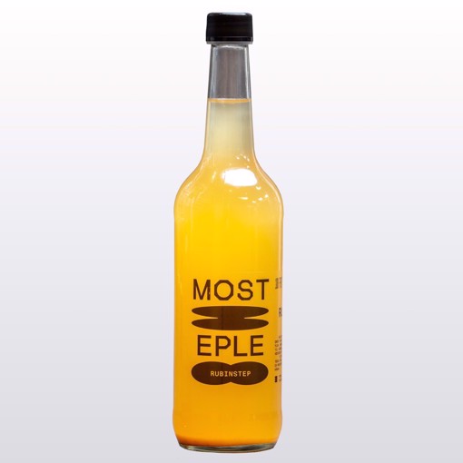 Bilde av en 0,7 liters flaske most eple fra Abildsø gård, laget av friske epler dyrket og presset på gården. En naturlig og bærekraftig eplemost som støtter viktig ungdomsarbeid.