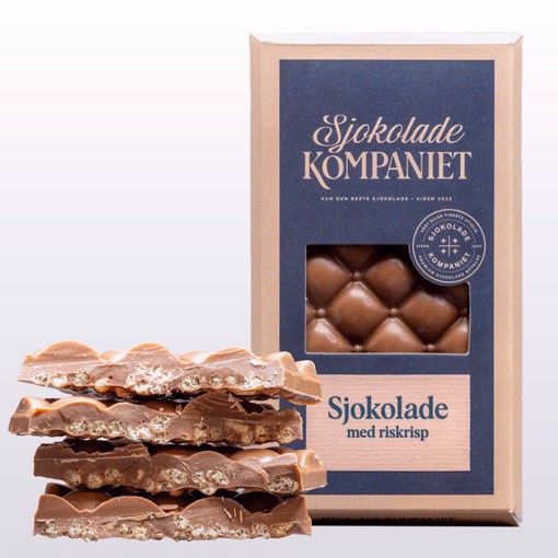 Bilde av lys sjokoladeplate med knasende riskrisp fra Sjokoladekompaniet. En harmonisk blanding av karamell- og melkesjokolade gir en fyldig og balansert sødme, mens sprø riskrisp tilfører en deilig tekstur. Perfekt som en søt snack eller til kaffepausen.