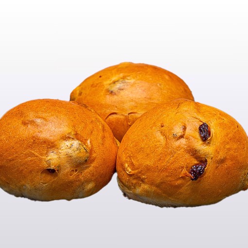 Bilde av nystekte Rosinboller med gyllen skorpe og luftig konsistens, perfekte til kaffepausen.