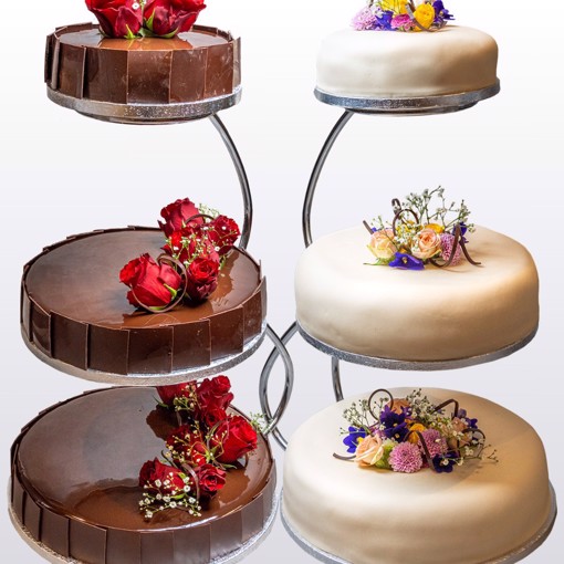 Bilde 1 av Bryllupskake – en vakker bryllupskake med flere lag og elegant dekor.