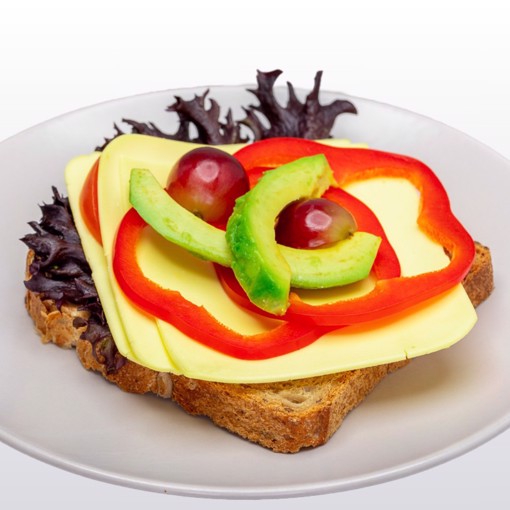 Bilde av et vegansk smørbrød med vegansk ost og grønnsaker.