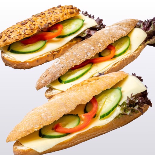 Bilde av ferske baguetter med mild gulost, servert i nystekt brød for en enkel og smakfull lunsj.