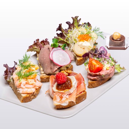 Bilde av smakfulle gourmet-snitter, nøye komponert med førsteklasses ingredienser for en ekstra raffinert servering.