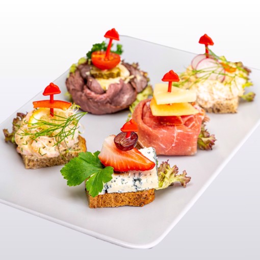 Bilde av autentiske danske kanapéer laget med rugbrød og toppet med smakfulle pålegg som roastbiff, leverpostei og reker.