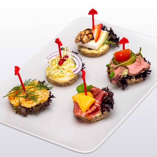 Bilde av eksklusive kanapéer med delikate råvarer, perfekt for elegante sammenkomster og høytidelige anledninger.