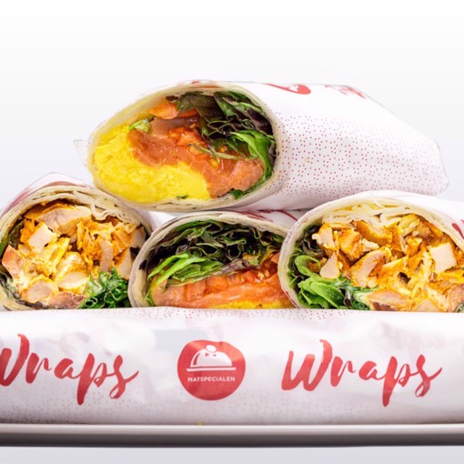 Bilde av wrap med røkt laks, luftig eggerøre og frisk gressløk, rullet i en tortillalefse for en smakfull kombinasjon.