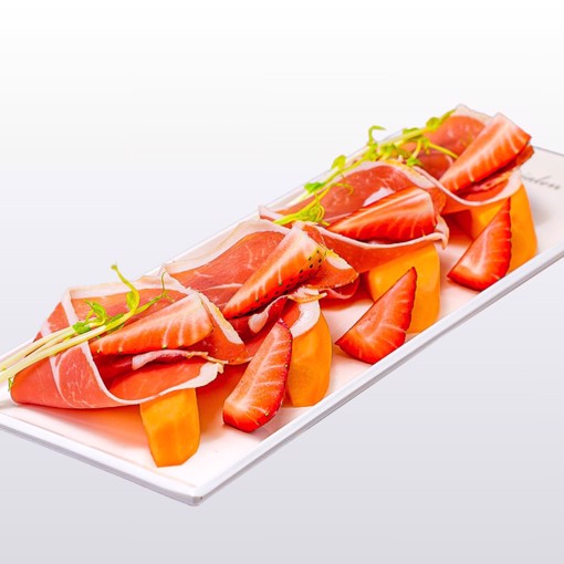 Bilde av serranoskinke og saftig cantaloupemelon, delikat anrettet for en perfekt balanse mellom salt og søtt. En klassisk tapasrett som passer til alle anledninger.