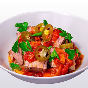 Bilde av Baskisk gryte med chorizo – saftig svinekjøtt og krydret chorizo i en fyldig tomatsaus med løk, rotgrønnsaker, kidneybønner og jalapeños. En smakfull og varm tapasrett.