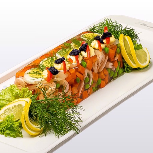 Bilde av klassisk skalldyrcabaret med reker, krepsehaler, egg, erter, gulrot og dill, satt i en klar gelé. En tidløs rett perfekt til koldtbord og selskaper.
