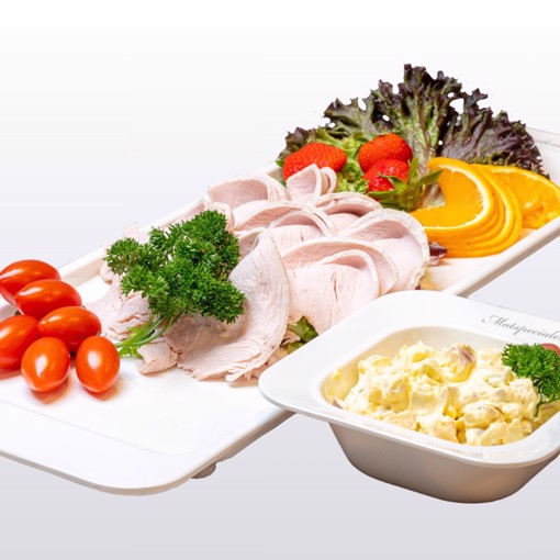 Bilde av saftig, nyskåret kalkunbryst servert med hjemmelaget waldorfsalat med epler, selleri, druer og valnøtter i en kremet dressing. En klassisk og smakfull rett til koldtbordet.