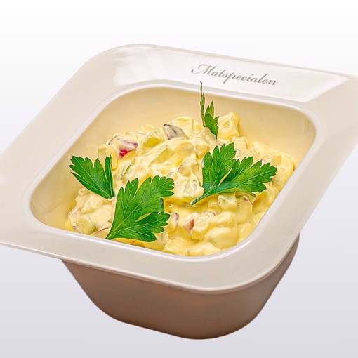 Bilde av klassisk Waldorfsalat med sprø epler, druer, selleri og valnøtter i en kremet majonesdressing. Perfekt til koldtbord og magre kjøttretter.