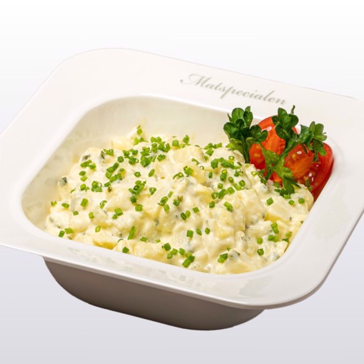 Bilde av hjemmelaget potetsalat med kokte poteter i en kremet majonesdressing, toppet med frisk gressløk. Et klassisk og smakfullt tilbehør.