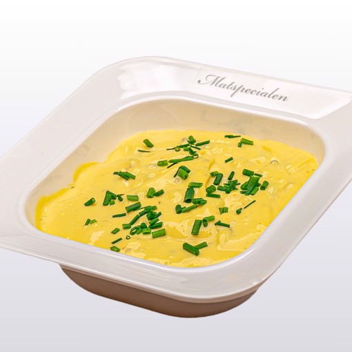 Bilde av hjemmelaget remulade – en kremet majonesbasert saus med sylteagurk, perfekt som tilbehør til koldtbord og sjømat.