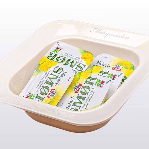 Bilde av kuvertsmør – små porsjonspakker med Brelett margarin og Tine Meierismør, ideelt som tilbehør til brød og bakverk.