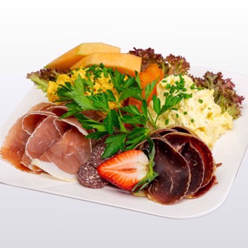 Bilde av speketallerken med saftig fenalår, fyldig mårpølse, klassisk norsk spekeskinke, hjemmelaget luftig eggerøre, kremet potetsalat, samt ferskt brød og smør. En smakfull tallerken med ekte norske tradisjoner.