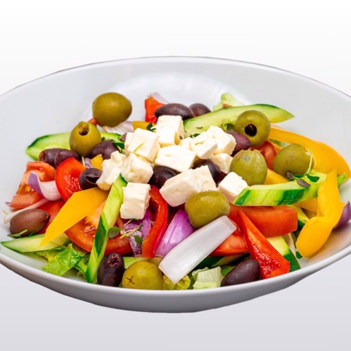 Bilde av gresk salat med sprø hjertesalat, saftige tomater, rødløk, agurk, oliven og kremet fetaost. Serveres med smakfull tzatziki-dressing, kuvertbrød og smør. En frisk og balansert smak av Middelhavet.