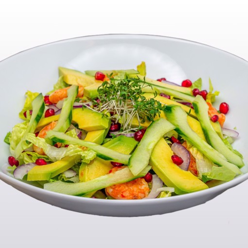 Bilde av villrekesalat med sprø salatblader, kremet avokado, agurk, rødløk og ferske villreker. Toppet med spirer og servert med mango- og currydressing, kuvertbrød og smør. En eksklusiv og smakfull salatopplevelse.