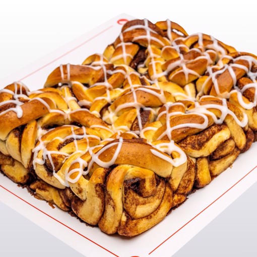 Bilde av en saftig kanelkake med krydret smak og et delikat lag glasur.