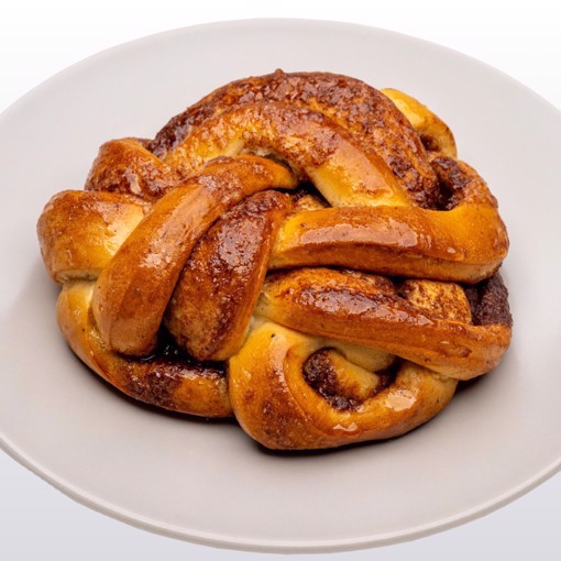 Bilde av luftige kanelsnurrer med mykt fyll av sukker og kanel, nystekte og fristende.