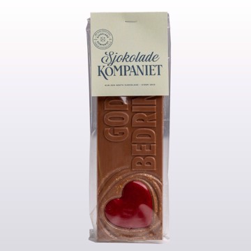 Bilde av en sjokoladeplate i melkesjokolade og karamellsjokolade med teksten "God bedring" preget på toppen. Ligger på lys bakgrunn og uttrykker omtanke og støtte på en varm og velsmakende måte.