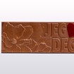 Bilde av en sjokoladeplate laget av melkesjokolade og karamellsjokolade, preget med teksten "Jeg elsker deg". Platen ligger på en lys bakgrunn og formidler kjærlighet med en søt og personlig vri.