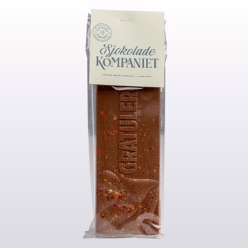 Bilde av en sjokoladeplate laget av melkesjokolade og karamellsjokolade, med teksten "Gratulerer" preget på toppen. Platen ligger på lys bakgrunn og passer perfekt som gave til feiringer.