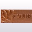 Bilde av en sjokoladeplate laget av melkesjokolade og karamellsjokolade, med teksten "Gratulerer" preget på toppen. Platen ligger på lys bakgrunn og passer perfekt som gave til feiringer.