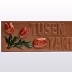 Bilde av en sjokoladeplate i melkesjokolade og karamellsjokolade med teksten "Tusen takk" preget på toppen. Ligger på lys bakgrunn og formidler takknemlighet på en søt og oppriktig måte.