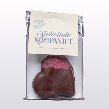 Bilde av håndlaget marsipanhjerte fylt med jordbærpuré og trukket i 61 % mørk sjokolade. Toppet med jordbærpulver for en balansert sødme og friskhet. 100 % vegansk, laget med nøye utvalgte ingredienser. Perfekt som gave eller en smakfull godbit.