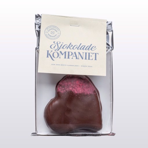 Bilde av håndlaget marsipanhjerte fylt med jordbærpuré og trukket i 61 % mørk sjokolade. Toppet med jordbærpulver for en balansert sødme og friskhet. 100 % vegansk, laget med nøye utvalgte ingredienser. Perfekt som gave eller en smakfull godbit.