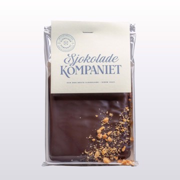 Bilde av en lekker vegansk marsipanrute trukket med 61 % mørk sjokolade og toppet med hakkede mandler. En smakfull kombinasjon av søt marsipan, fyldig sjokolade og sprø mandler, perfekt for sjokoladeelskere.