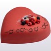 Hjerteformet marsipankake i rød marsipan, dekorert med friske bær og krem – perfekt til bryllup, jubileum eller valentinsdag.