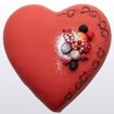 Hjerteformet marsipankake i rød marsipan, dekorert med friske bær og krem – perfekt til bryllup, jubileum eller valentinsdag.
