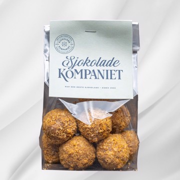 Pepperkake sjokoladekuler med lys sjokolade og knust pepperkakestrø på hvit bakgrunn