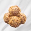 Pepperkake sjokoladekuler med lys sjokolade og knust pepperkakestrø på hvit bakgrunn