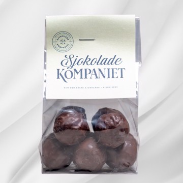 Mint sjokoladekuler trukket i mørk sjokolade på hvit bakgrunn