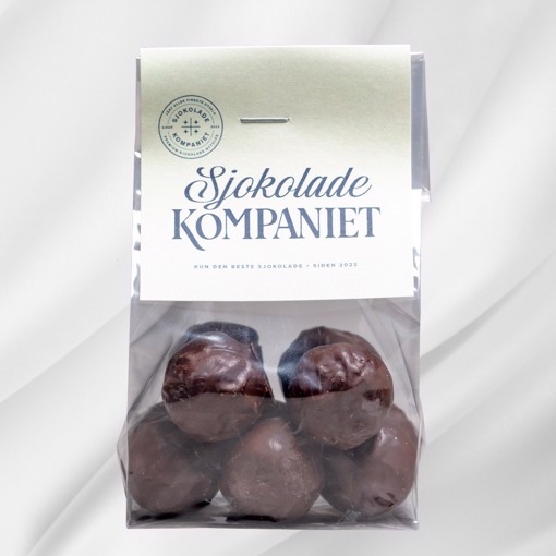 Mint sjokoladekuler trukket i mørk sjokolade på hvit bakgrunn