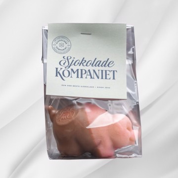 Marsipangris Liten dyppet i melk- og karamellsjokolade med «God Jul»-stempel på hvit bakgrunn