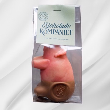 Marsipangris Stor dyppet i melk- og karamellsjokolade med «God Jul»-stempel på hvit bakgrunn