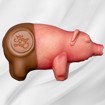 Marsipangris Stor dyppet i melk- og karamellsjokolade med «God Jul»-stempel på hvit bakgrunn