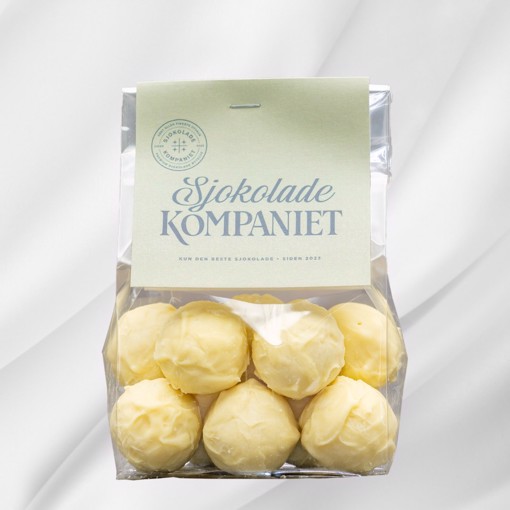 Bilde av pasjonsfruktkuler fra Sjokoladekompaniet – hvit sjokolade fylt med syrlig pasjonsfruktfyll, en harmonisk balanse mellom tropisk friskhet og søt sjokolade.