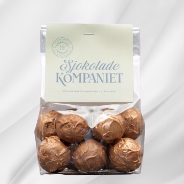 Bilde av Salt Karamell Lys sjokoladekuler fra Sjokoladekompaniet – kremet lys sjokolade fylt med søt og salt karamell. En harmonisk kombinasjon av fyldig sødme og en subtil salt undertone, perfekt for enhver anledning.