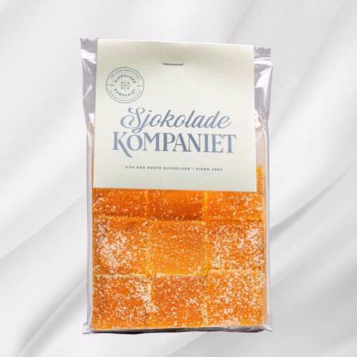 Bilde av Pasjonsfruktgele fra Sjokoladekompaniet – veganske biter av fruktig pâte de fruits laget med ekte pasjonsfrukt. Perfekt balansert mellom sødme og syrlighet, skåret i små ruter for enkel nytelse.