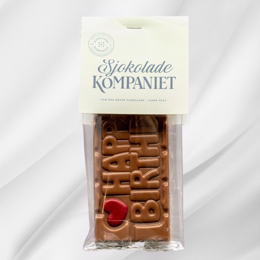 Bilde av Happy Birthday! sjokoladeplate fra Sjokoladekompaniet, laget med fyldig melkesjokolade og søt karamellsjokolade. Sjokoladen har en bursdagshilsen preget på overflaten og er en perfekt gave eller overraskelse til bursdagsbarnet.