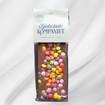 Bilde av Barnas Favoritt sjokoladeplate fra Sjokoladekompaniet, laget med en kombinasjon av myk melkesjokolade, søt karamellsjokolade og fargerike sjokoladelinser. En festlig og smakfull sjokoladeopplevelse som passer perfekt til bursdager og koselige stunder.