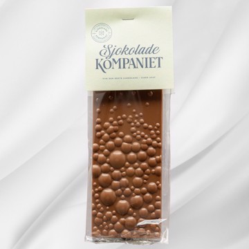 Bilde av fyldig melkesjokoladeplate fra Sjokoladekompaniet, laget med en balansert blanding av klassisk melkesjokolade og karamellsjokolade. Silkemyk tekstur og rik smak gjør denne sjokoladen til en tidløs favoritt, perfekt for enhver anledning.